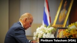 Vice President Joe Biden signed a book of condolences at the Thai Embassy in Washington, D.C. to mourn the passing of Thai King Bhumibol Adulyadej on October 18, 2016.