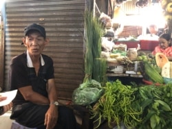 លោក ឡាង តេង អ្នក​លក់បន្លែ​ក្នុងផ្សារ​បឹងកេងកង​ និយាយ​ជាមួយ​អ្នក​សារព័ត៌មានវីអូអេ​ នៅ​តូប​របស់លោកក្នុង​ផ្សារនេះ​ រាជធានីភ្នំពេញ​ កាលពី​ថ្ងៃទី​០៨ ខែមករា ឆ្នាំ២០២០។ (ទុំ ម្លិះ/វីអូអេ)​