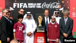 Le Qatari Saoud Al-Mohannadi, le 5e à gauche, à Doha, au Qatar, le 12 décembre 2013.