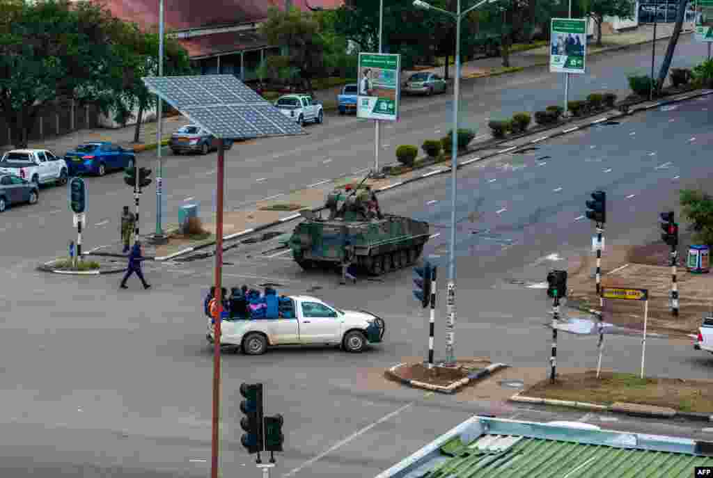 Des soldats dans les rues d'Harare, au Zimbabwe, le 15 novembre 2017.