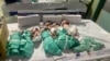 Novorođene bebe poređane po krevetu pošto su izvađene iz inkubatora u bolnici Šifa u Gazi, posle nestanka struje, tokom rata između Izraela i palestinske islamističke grupe Hamas, u gradu Gaza, 12. novembra 2023.