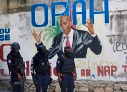 La police se tient près d'une peinture murale représentant le président haïtien Jovenel Moise, près de la résidence du dirigeant où il a été tué par des hommes armés aux premières heures du matin à Port-au-Prince, Haïti, mercredi 7 juillet 2021.