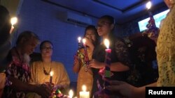 Wakazi walioathiriwa na janga la tsunami wakihudhuria maombi siku ya Krismasi katika kanisa la Carita Pentecostal huko Pandeglang, Jimbo la Banten, Indonesia, Disemba. 25, 2018. 