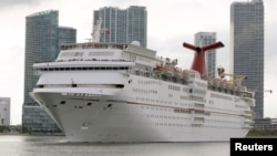 停靠在佛羅里達州邁亞密的嘉年華遊輪公司遊輪