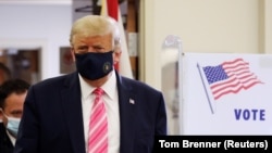 ប្រធានាធិបតី​សហរដ្ឋ​អាមេរិក​លោក Donald Trump ពាក់​ម៉ាស់​ទៅ​បោះឆ្នោត​ជ្រើសរើស​ប្រធានាធិបតី​នៅ​បណ្ណាល័យ Palm Beach County នៅ​ក្រុង West Palm Beach ថ្ងៃទី២៤ ខែតុលា ឆ្នាំ២០២០។