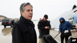 토니 블링컨 미 국무장관이 5일 벨기에 브뤼셀로 출국하기 위해 워싱턴 D.C. 인근 앤드루스 공군기지에 도착해 취재진 질문에 답하고 있다. 