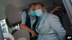 創辦當地報紙《蘋果日報》的香港媒體大亨黎智英於2020年8月10日星期一在香港家中被警察逮捕。