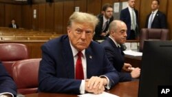 อดีตประธานาธิบดีสหรัฐฯ โดนัลด์ ทรัมป์ ขึ้นศาลในนครแมนฮัตตันในวันจันทร์ที่ 15 เมษายน 2024 เพื่อพิจารณาคดีอาญาในข้อหาจ่ายเงินค่าปิดปาก (ภาพจากเอพี) 