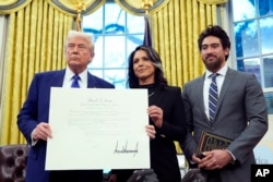 2025년 1월 12일 도널드 트럼프 미국 대통령이 이날 상원으로부터 인준을 받은 후 서명식을 마친 털시 개버드 신임 미 국가정보국장 내외와 자리를 함께했다.