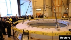 媒體和官員參觀伊朗阿拉克的一個核反應堆。（2019年12月23日）