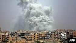دود ناشی از حملات هوایی ائتلاف بر شهر رقۀ سوریه