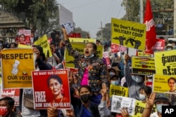 지난해 2월 미얀마 만달레이에서 쿠데타에 저항하는 시민들이 민정 복귀를 요구하고 있다. (자료사진)