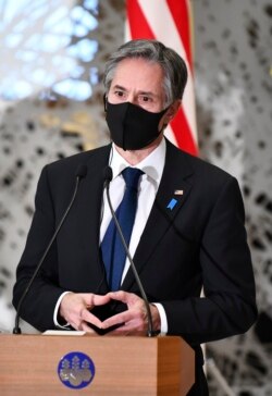 Menlu AS Antony Blinken dalam konferensi pers di kediaman resmi PM Jepang, 16 Maret 2021.