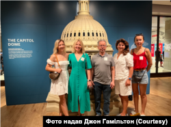 Джон Гамільтон із класом із вивчення англійської під час походу до музею у Вашингтоні