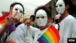 Entre el 15 y 34% de estudiantes de secundaria gays y lesbianas en EE.UU. ha intentado suicidarse al menos una vez.