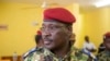 Le lieutenant-colonel Yacouba Isaac Zida lors d'une conférence de presse au cours de laquelle il avait été nommé président du Burkina au quartier général militaire de Ouagadougou, le 1er novembre 2014, pour diriger le gouvernement de transition. REUTERS / Joe Penney 