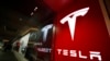 Logo dari perusahaan otomotif Tesla terlihat di luar salah satu tokonya di mal Cherry Creek di Denver, Colorado, pada 9 Februari 2019. (Foto: AP/David Zalubowski)