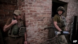 Dalam foto yang disediakan oleh layanan pers brigade Mekanik ke-24, tentara Ukraina bersiap menembakkan mortir 120 mm ke arah posisi Rusia di garis depan di lokasi yang dirahasiakan di wilayah Donetsk, Ukraina, 4 Juni 2024. (Oleg Petrasiuk/Brigade Mekanik 24 Ukraina via AP)