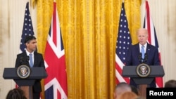 នាយករដ្ឋមន្ត្រីចក្រភពអង់គ្លេសលោក Rishi Sunak និងប្រធានាធិបតីសហរដ្ឋអាមេរិកលោក Joe Biden ថ្លែងនៅក្នុងសន្និសីទរួមគ្នាមួយ នៅសេតវិមាន រដ្ឋធានីវ៉ាស៊ីនតោន កាលពីថ្ងៃទី ៨ ខែមិថុនា ឆ្នាំ ២០២៣។ 