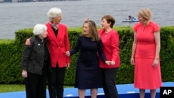 Міністерка фінансів США Джанет Єллен (л), президентка ЄЦБ Крістін Лагард, міністерка фінансів Канади Христя Фріланд, голова правління МВФ Крісталіна Георгієва та керівниця скарбниці з міжнародних фінансів Британії Ліндсі Вайт. Зустріч G7, Стрезі, Італія, 24 травня 2024 року. (AP)