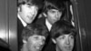 Bitlsi - Džon Lenon, Džordž Harison, Pol Makartni i Ringo Star u vozu na Pedington stanici u Londonu, 2. marta 1964. (Foto: AP/Bob Dear)
