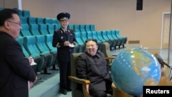 Pemimpin Korea Utara Kim Jong Un memeriksa kesiapan operasi satelit dalam foto yang dirilis oleh kantor berita Korea Utara pada 25 November 2023. (Foto: KCNA via Reuters)