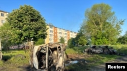 Sejumlah kendaraan tampak rusak akibat apa yang dikatakan sebagai serangan pasukan Ukraina ke wilayah Belgorod, Rusia, pada 31 Mei 2023. (Foto: Governor of Russia's Belgorod Region Vyacheslav Gladkov via Telegram/Handout via Reuters) 