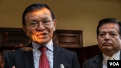 Kem Sokha, former leader of the Cambodia National Rescue Party (CNRP), speaks to media as he departs his residence for the Phnom Penh municipal court for his trial on January 22, 2020. (Tum Malis/VOA Khmer)