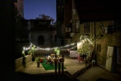 Suasana setelah berbuka puasa di atap sebuah rumah di Kairo, Mesir, di tengah pandemi COVID-19, 4 Mei 2020.