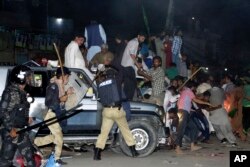 Polisi berupaya membubarkan pendukung mantan Perdana Menteri Nawaz Sharif di Lahore, Pakistan, Jumat, 13 Juli 2018.