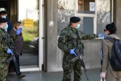 Pripadnici Vojske Srbije ispred zdravstvenih cenata, nakon uvođenja vanrednog stanja u cilju borbe protiv epidemije koronavirusa, u Beogradu, 18. marta 2020. (Foto: Ministarstvo odbrane Republike Srbije)