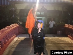 លោកស្រី លឹម មុន្នី ន្ត្រី​សិទ្ធិមនុស្ស​នៃ​អង្គការ​អាដហុក ទទួល​ការ​ប្រោះព្រំ​ពី​ព្រះសង្ឃ ក្រោយ​ពេល​តុលាការ​រាជធានី​ភ្នំពេញ សម្រេច​ដោះលែង​លោក​ស្រី និង​សកម្មជន​សិទ្ធិមនុស្ស​បីរូប​ទៀត និង អគ្គលេខាធិការរង​នៃ​គណៈកម្មាធិកា​រជាតិ​រៀបចំ​ការ​បោះឆ្នោត ពី​មន្ទីរ​ឃុំឃាំង។ (រូបថត​ដោយ​អង្គការ​លីកាដូ)