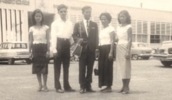 លោក ទន់ សុវណ្ណ (កណ្តាល) ឈរ​ជាមួយ​ម្តាយ ប្អូន​ស្រី​ពីរនាក់ និង​ប្អូនថ្លៃ​ប្រុស​ម្នាក់​របស់​លោក។ រូបថត​នេះ បាន​ថត​នៅ​ខាងមុខ​អាកាស​យាន្តដ្ឋាន​អន្តរជាតិ​ពោធិ៍ចិនតុង នៅឆ្នាំ ១៩៦២ មុន​ពេល​ដែល​លោក ចាកចេញ​ពី​ប្រទេស​កម្ពុជា​មក​សហរដ្ឋ​អាមេរិក។ (រូបថត៖ ទន់ សុវណ្ណ)