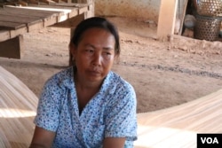 អ្នកស្រី ហម សៀង អាយុ ៥៤​ឆ្នាំ ជា​ប្រជាពលរដ្ឋ​ម្នាក់​ក្នុង​ឃុំ​ព្រែកអាជី ស្រុក​ក្រូចឆ្មារ ខេត្តកំពង់ចាម ដែល​បាន​បញ្ជូន​កូន​ទៅ​ធ្វើការ​នៅ​ប្រទេស​កូរ៉េ​ខាងត្បូង។ (ស៊ុន ណារិន/VOA)