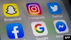 A picture taken on October 1, 2019 in Lille shows the logo of mobile app Instagram, Snapchat, Twitter, Facebook, Google and Messenger are displayed on a tablet. (Photo by DENIS CHARLET / AFP)