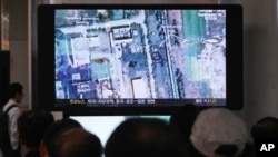 ប្រជាជន​កូរ៉េ​ខាង​ត្បូ​ង​កំពុង​មើល​ទូរទស្សន៍​ផ្សាយ​រូបភាព​ផ្កាយ​រណបនៃ​រោង​ចក្រ​នុយក្លេអែរ​មួយ​នៅ​កូរ៉េ​ខាង​ជើង កាល​ពី​ថ្ងៃទី​០៨ តុលា ២០១៣ ឯស្ថានីយ​រថភ្លើង​សេអ៊ូល ប្រទេស​កូរ៉េ​ខាងត្បូង។