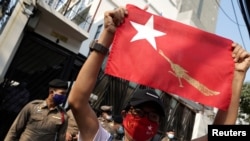 Protesta frente a la embajada de Birmania después que los militares tomaron el poder y arrestaron a Aung San Suu Kyi, en Bangkok, Tailandia, el 1 de febrero de 2021.