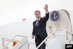 แฟ้มภาพ - รมว.ตปท.สหรัฐฯ แอนโทนี บลิงเคน โบกมือลาสื่อระหว่างขึ้นเครื่องบิน เตรียมบินกลับสหรัฐฯ หลังเข้าพบกับปธน.อันเดรส มานูเอล โลเปซ โอบราดอร์ แห่งเม็กซิโก เมื่อ 2 ธ.ค. 2566