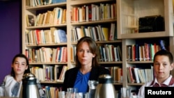 Українські діти Кіра та Сашко, які були незоконно вивезені на контрольовану Росією територію, та колишня міністерка закордонних справ Нідердандів Ганке Брюїнс Слот під час зустрічі в Музеї дитячої книги в Гаазі, Нідерланди, 14 вересня 2023 року. REUTERS/Piroschka van de Wouw
