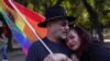 Adolfo Voorduin y Nancy Martínez se abrazan durante un mitin de miembros de la comunidad LGBTQ+ para protestar por el asesinato de la activista Samantha Gomes Fonseca, el lunes 15 de enero, en Ciudad de México. Gomes Fonseca fue asesinada el domingo 14 en esa ciudad. 