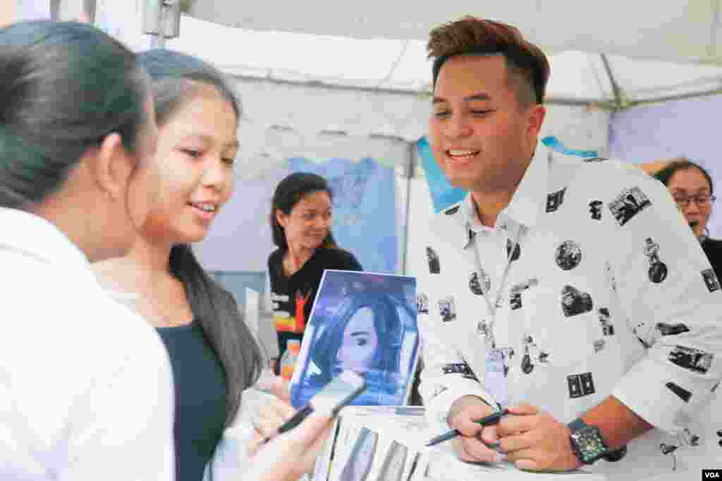 សិស្សានុសិស្ស​ ចូលរួមកម្មវិធីអានសៀវភៅ និងសកម្មភាពកំសាន្តផ្សេងៗ ក្នុងទិវាអំណានជាតិលើកទី២ នៅវិទ្យាស្ថានជាតិអប់រំ​ នាថ្ងៃទី ១១ ខែមីនា ឆ្នាំ ២០១៧​។ (ខាន់ សុគុំមនោ/VOA)