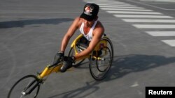 លោក វ៉ាន់ វុន កីឡាករ​ជិះ​រទេះ ហ្វឹកហាត់​​នៅ​ភ្នំពេញ​កាល​ពី​ថ្ងៃ​ទី​១៤ ខែ​ឧសភា ឆ្នាំ​២០១២។ REUTERS/Samrang Pring 