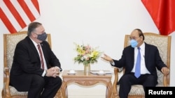 រដ្ឋមន្រ្តី​ក្រសួង​ការបរទេស​សហរដ្ឋ​អាមេរិក​លោក Mike Pompeo ជួប​ជាមួយ​នាយក​រដ្ឋមន្ត្រី​វៀតណាម​លោក Nguyen Xuan Phuc នៅ​ឯការិយាល័យ​រដ្ឋាភិបាល​ក្នុង​ទីក្រុង​ហាណូយ​ប្រទេស​វៀតណាម នៅ​ថ្ងៃទី៣០ ខែតុលា ឆ្នាំ២០២០។