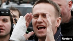 ARCHIVO - El líder de la oposición rusa y bloguero anticorrupción Navalny habla con los periodistas después de una audiencia judicial en la ciudad de Kirov.