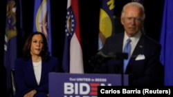 La sénatrice Kamala Harris et l'ancien vice-président Joe Biden lors de leur première apparition commune au lycée Alexis Dupont à Wilmington, Delaware, États-Unis, le 12 août 2020.REUTERS/Carlos Barria