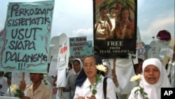 Indoneziyalik ayollar jinsiy tajovuzga qarshi namoyishda. 