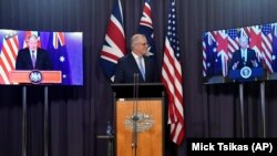 Australijski premijer Skot Morison tokom video sastanka sa britanskim premijerom i predsednikom SAD