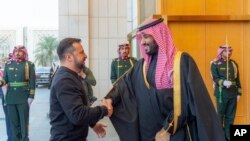 27 лютого Президент України Володимир Зеленський прибув до Саудівської Аравії для переговорів щодо Формули миру та повернення українських полонених із Росії. Saudi Press Agency via AP
