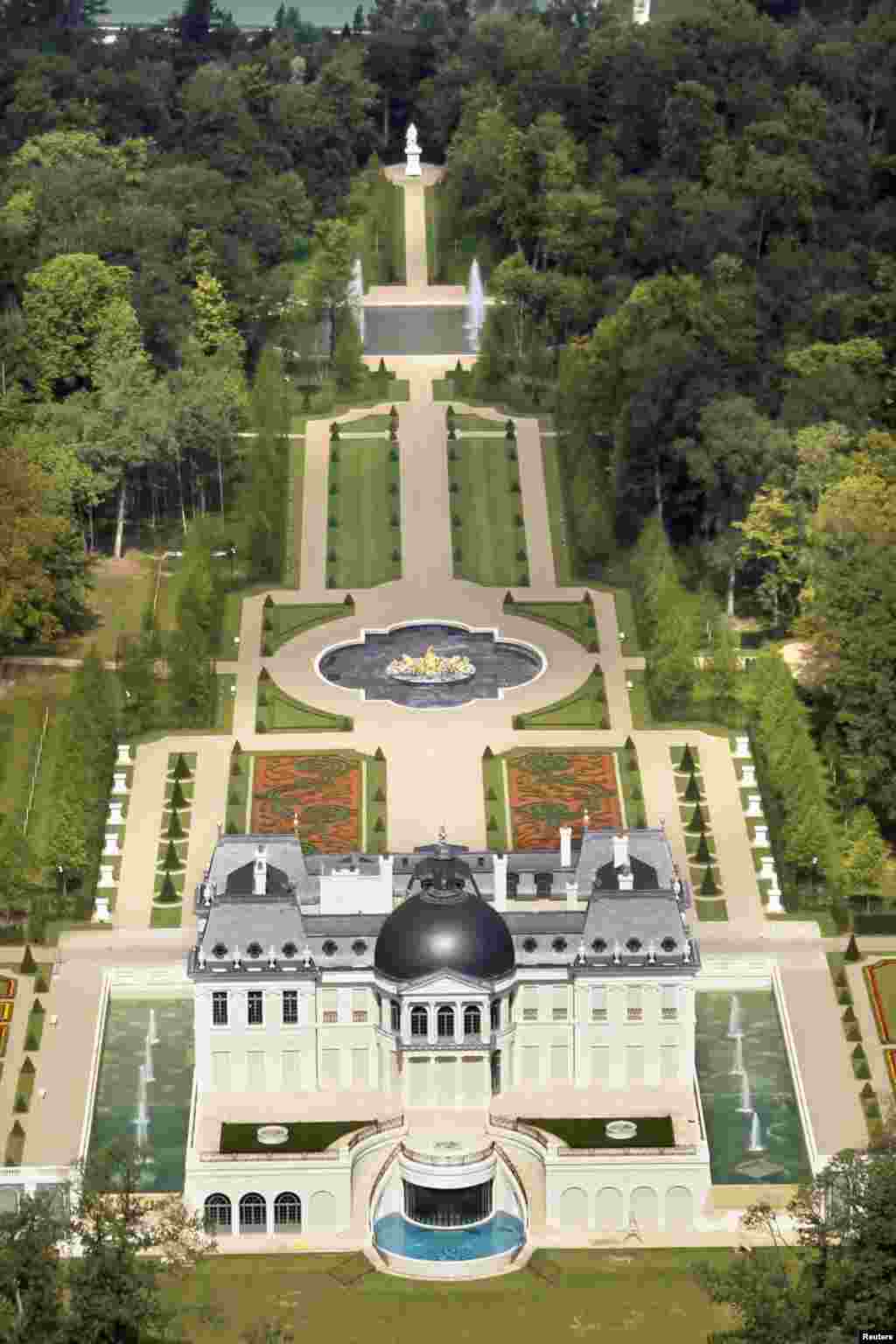 Hoton gida mafi tsada a duniya, wanda ake kira Chateau Louis XIV, wanda ke Louveciennes, a kusa da birnin Paris. An gano cewa Yarima Mohammed bin Salman na Sa'udiyya, shine ya sayi gidan. REUTERS/Charles Platiau