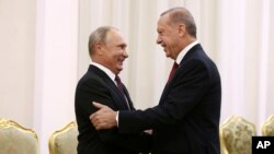 از راست به چپ،‌ رجب طیب اردوغان،‌رییس جمهور ترکیه، و ولادیمیر پوتین، رییس جمهور روسیه (تصویر از آرشیف صدای امریکا)